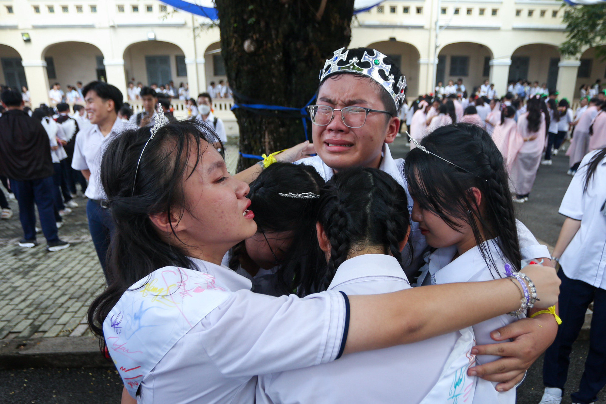 Khúc nhạc chia tay tuổi học trò vang lên, Phúc Thành bật khóc nức nở khi sắp phải chia xa những người bạn yêu quý - Ảnh: PHƯƠNG QUYÊN