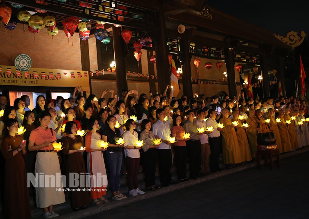 Bai Dinh Pagoda Summer Retreat organizes flower lantern ceremony to pray for national peace and prosperity