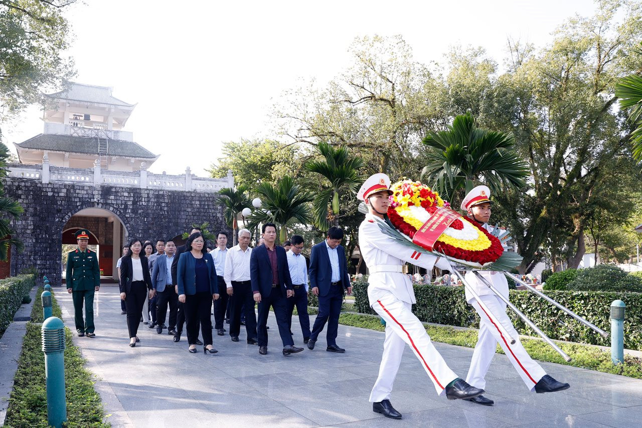 Minister Dang Quoc Khanh bringt Weihrauch im Märtyrertempel auf dem Schlachtfeld von Dien Bien Phu dar.