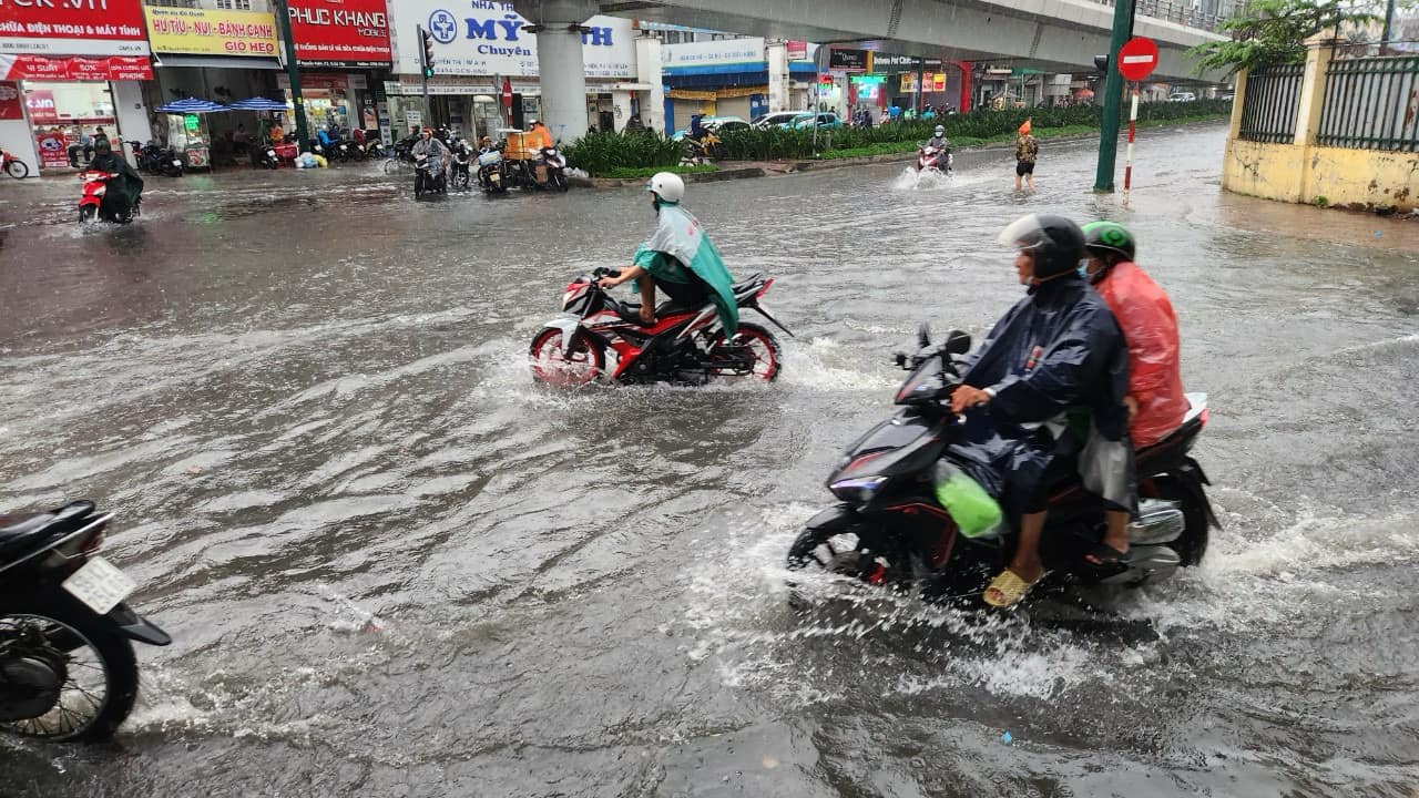 Sở Xây dựng TP.HCM lý giải ngập là do mưa lớn- Ảnh 2.