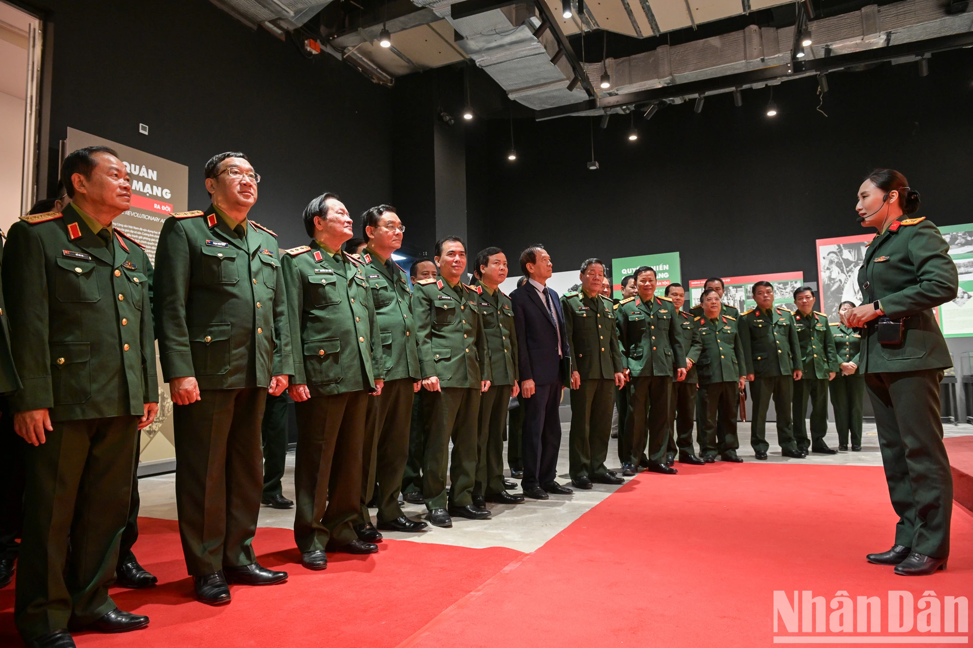 [Foto] Eröffnung der Ausstellung „Heroische Armee – Starke Landesverteidigung“ Foto 4