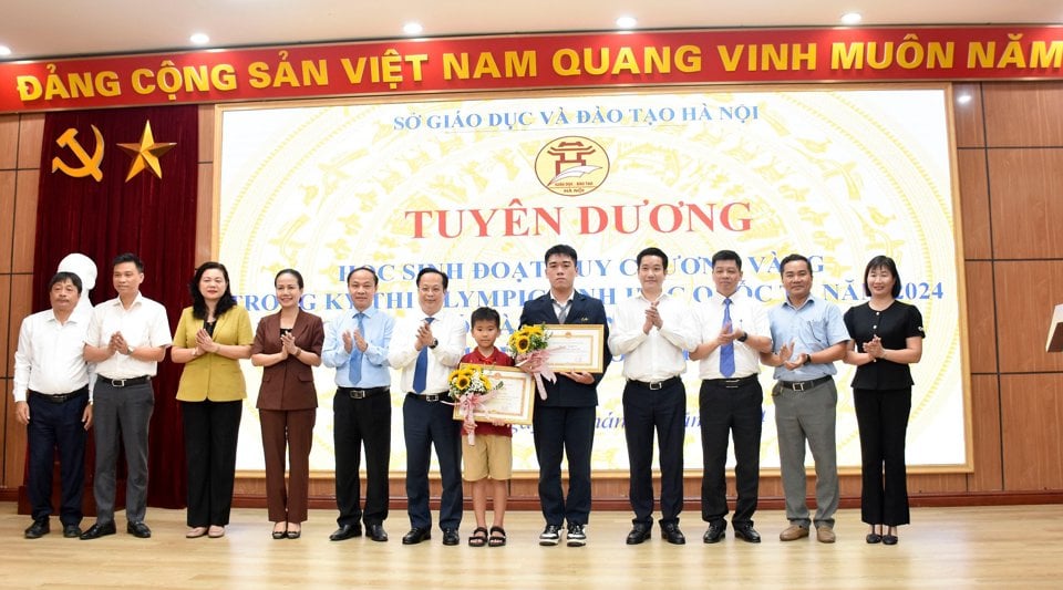 Hai học sinh có thành tích đặc biệt nhận được sự biểu dương của TP Hà Nội, ngành GD&ĐT Hà Nội cùng thầy cô giáo.