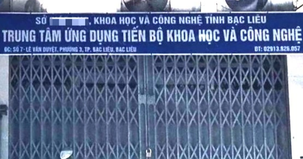 A department head in Bac Lieu resigned and demanded 56 months of salary.