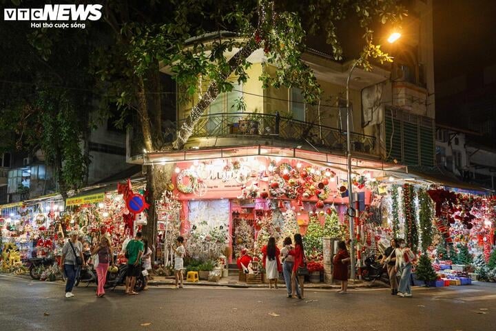 Bien que Noël soit encore dans plus de 3 semaines, les installations de production de la rue Hang Ma (district de Hoan Kiem, Hanoi) sont occupées à produire des modèles de bonhommes de neige, de rennes et de Père Noël pour servir les clients.