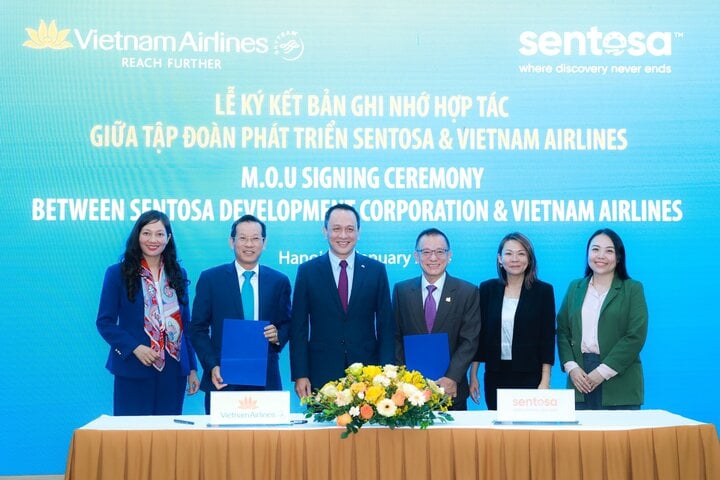 Vietnam Airlines and Sentosa Development Corporation (SDC) signed a Memorandum of Understanding.