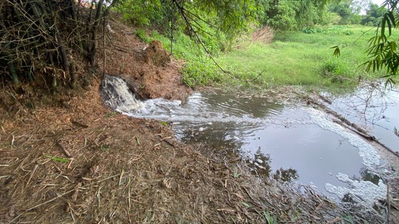 Nước thải vẫn tràn ra bên ngoài gây ô nhiễm nặng nề