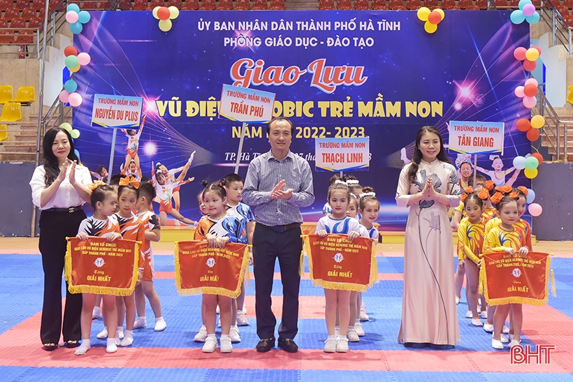 Ha Tinh preschool children are adorable in aerobic dance