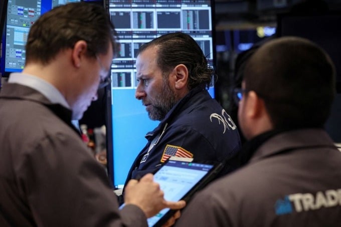 Brokers on the floor of the New York Stock Exchange (NYSE). Photo: Reuters