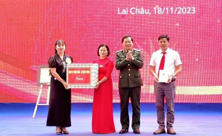 Senior Lieutenant General Le Huy Vinh, Deputy Minister of National Defense, on behalf of the Central Military Commission of the Ministry of National Defense, presented gifts to teachers of Pa Tan Primary and Boarding School for Ethnic Minorities, Lai Chau.