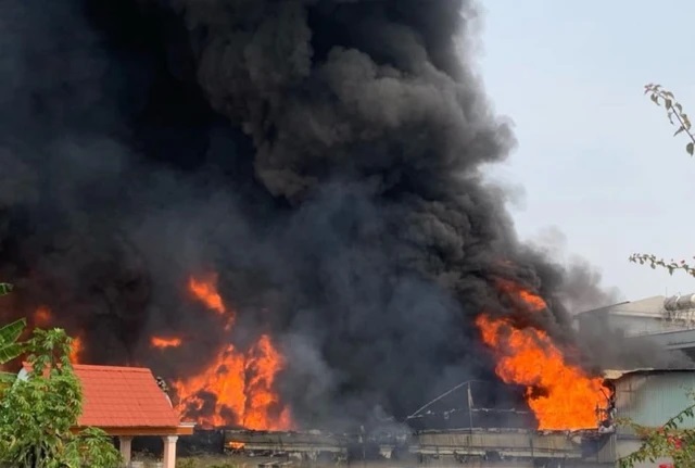 Aperçu - Binh Duong : Grand incendie dans une entreprise de fabrication de matelas en mousse