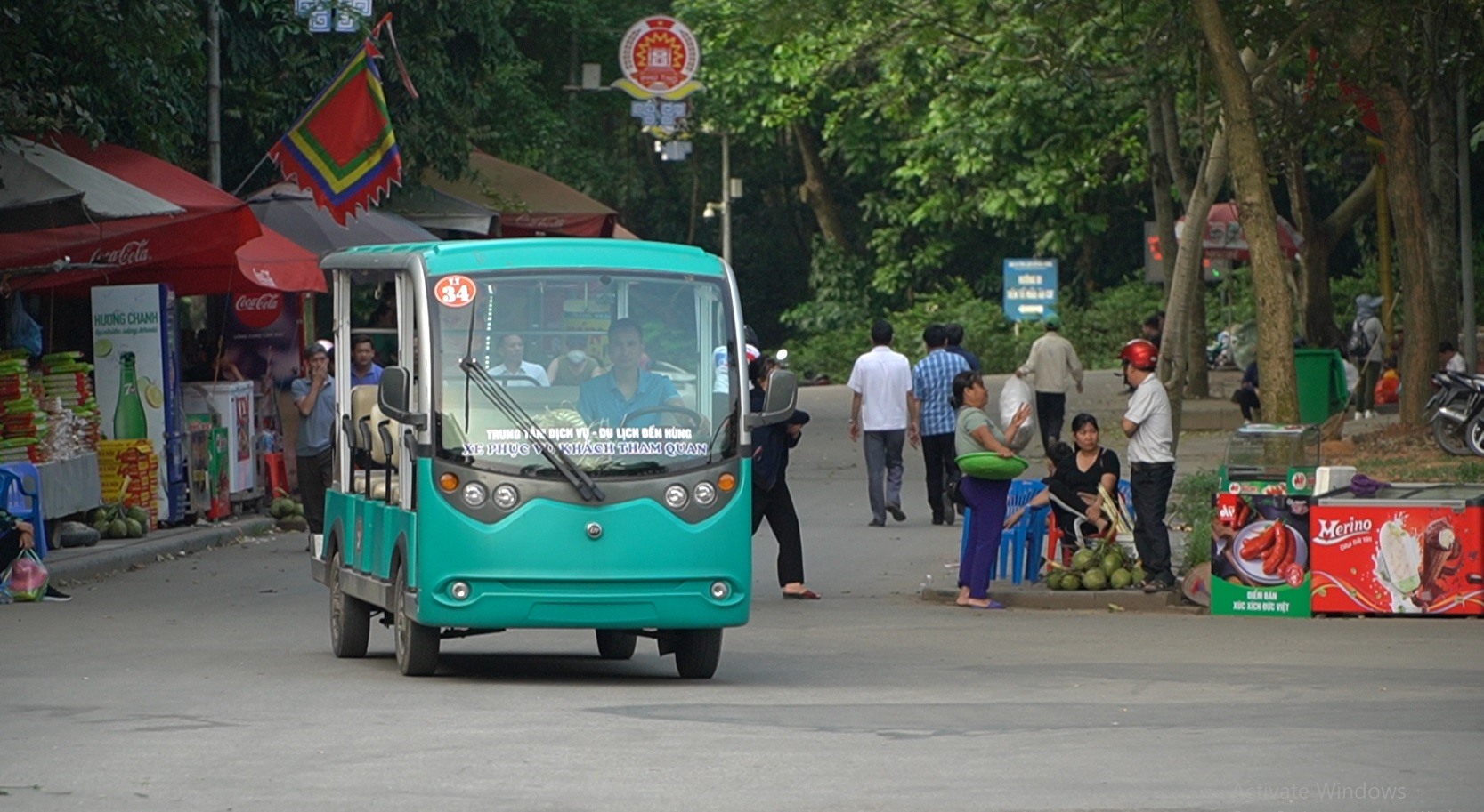 Xe điện Đền Hùng công khai bảng giá để tránh nạn "chặt chém"