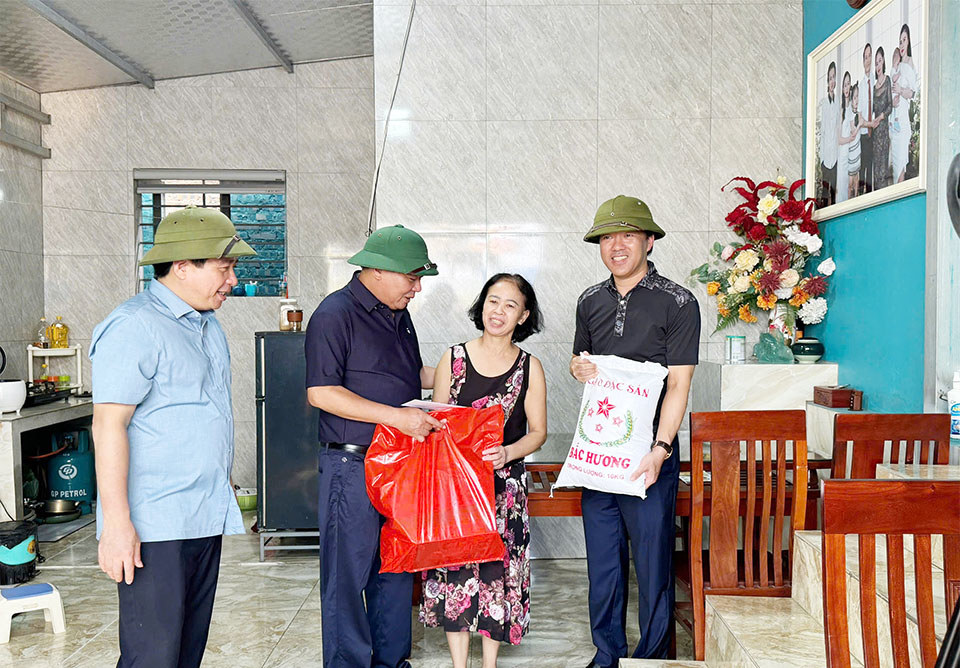  Phó Bí thư Thành ủy Nguyễn Văn Phong và lãnh đạo quận Bắc Từ Liêm tặng quà cho hộ khó khăn, bị ngập gia đình bà Phan Thị Gió - TDP Hồng Ngự -  phường Thụy Phương.