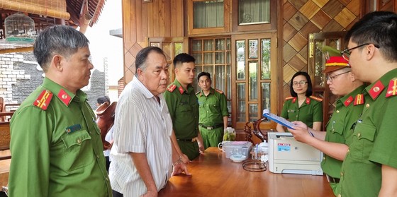 Cơ quan công an đọc quyết định khởi tố, khám xét nơi ở đối với ông Vinh ảnh 1