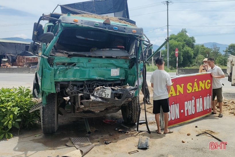 Xe tải tông nhau, một tài xế nhập viện cấp cứu