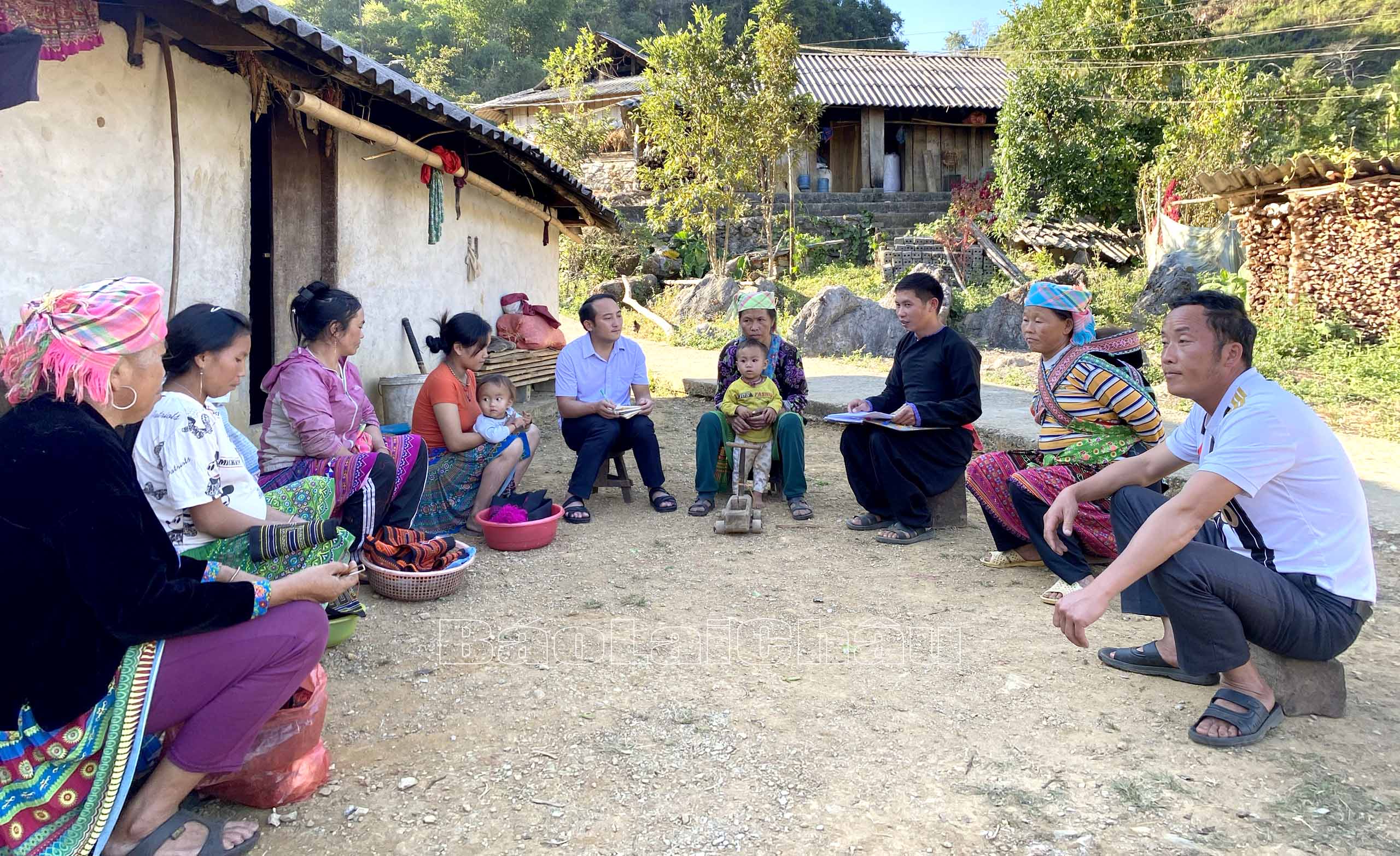 Bí thư Chi bộ bản Chin Chu Chải, xã Nùng Nàng (huyện Tam Đường) tuyên truyền Kết luận số 01-KL/TW của Bộ Chính trị về tiếp tục thực hiện Chỉ thị số 05 – CT/TW “Về đẩy mạnh học tập và làm theo tư tưởng, đạo đức, phong cách Hồ Chí Minh” đến bà con.