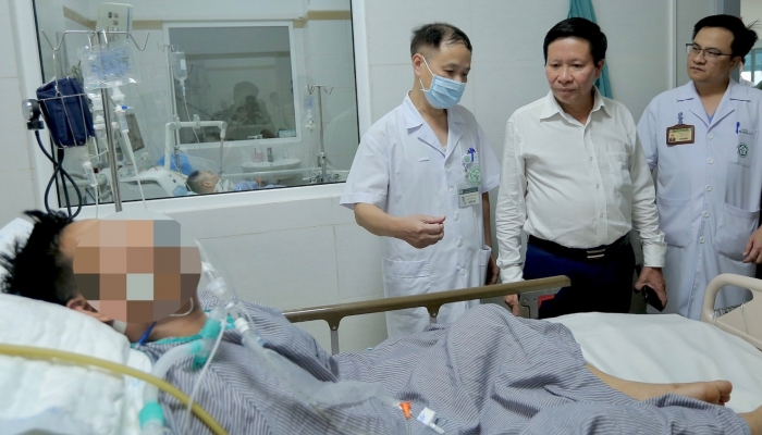 Leaders of Voice of Vietnam Radio visited and presented gifts to support victims of the fire at Khuong Ha mini apartment building