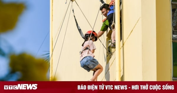 Des enfants de Hanoi se balancent sur des cordes pour s'entraîner à échapper aux incendies des immeubles de grande hauteur