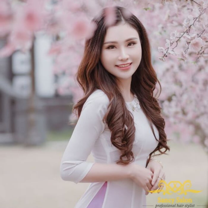 Frisuren für klassische Ao Dai unterstreichen die Schönheit vietnamesischer Frauen – 2