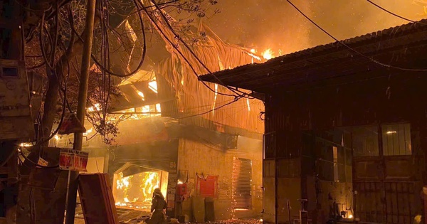 Feroz incendio, numerosos talleres de madera quemados