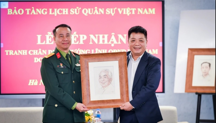 Nhan Dan Newspaper presents a set of paintings of talented generals to the Vietnam Military History Museum