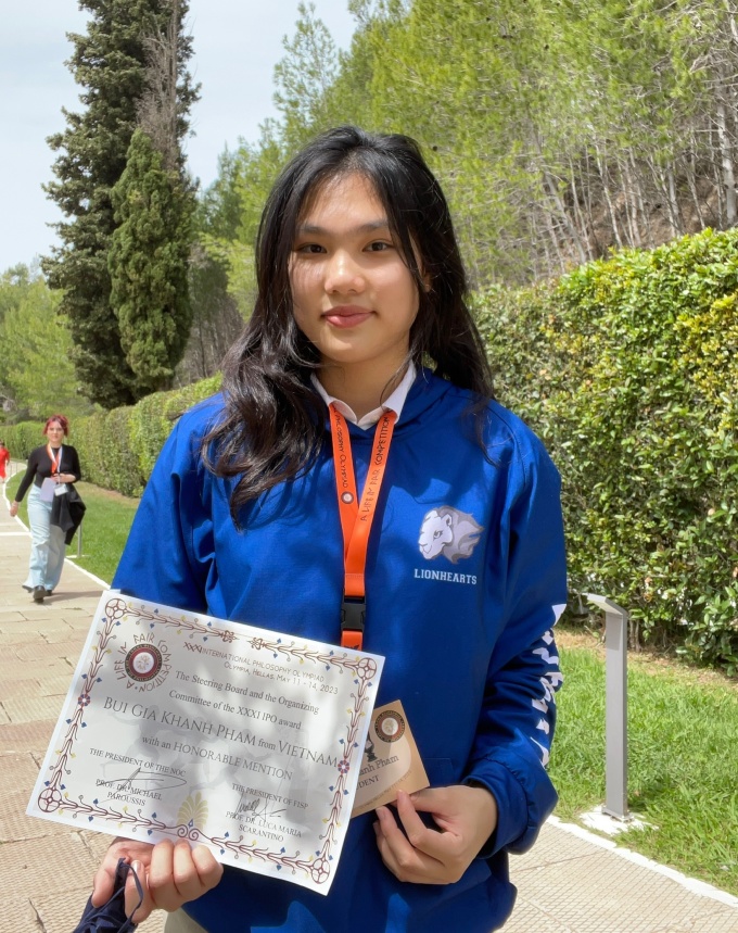 Gia Khanh on the campus of the International Olympic Academy IOA (Greece), in Khanh's hand is the certificate of Honorable Mention, May 2023. Photo: Provided by the character