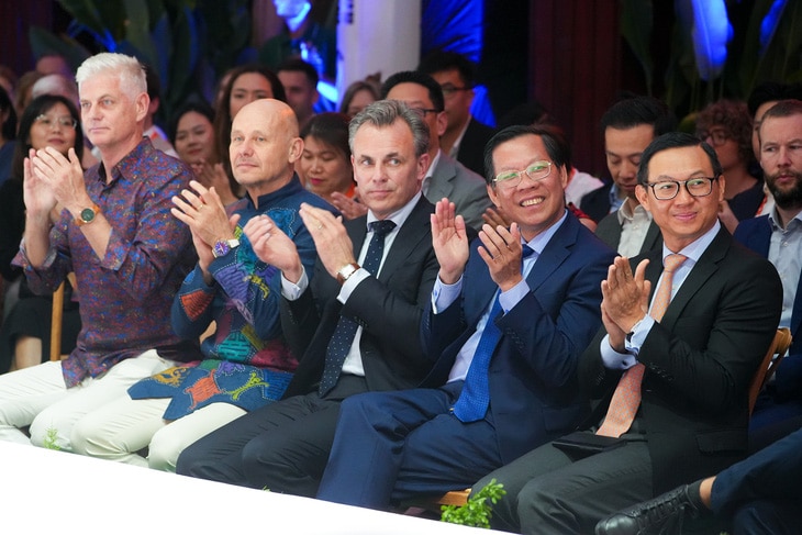 Chủ tịch UBND TP.HCM Phan Văn Mãi (thứ hai, bên phải) và Đại sứ Hà Lan tại Việt Nam Kees van Baar (thứ hai, bên trái) trong sự kiện tối 20-3 - Ảnh: HỮU HẠNH