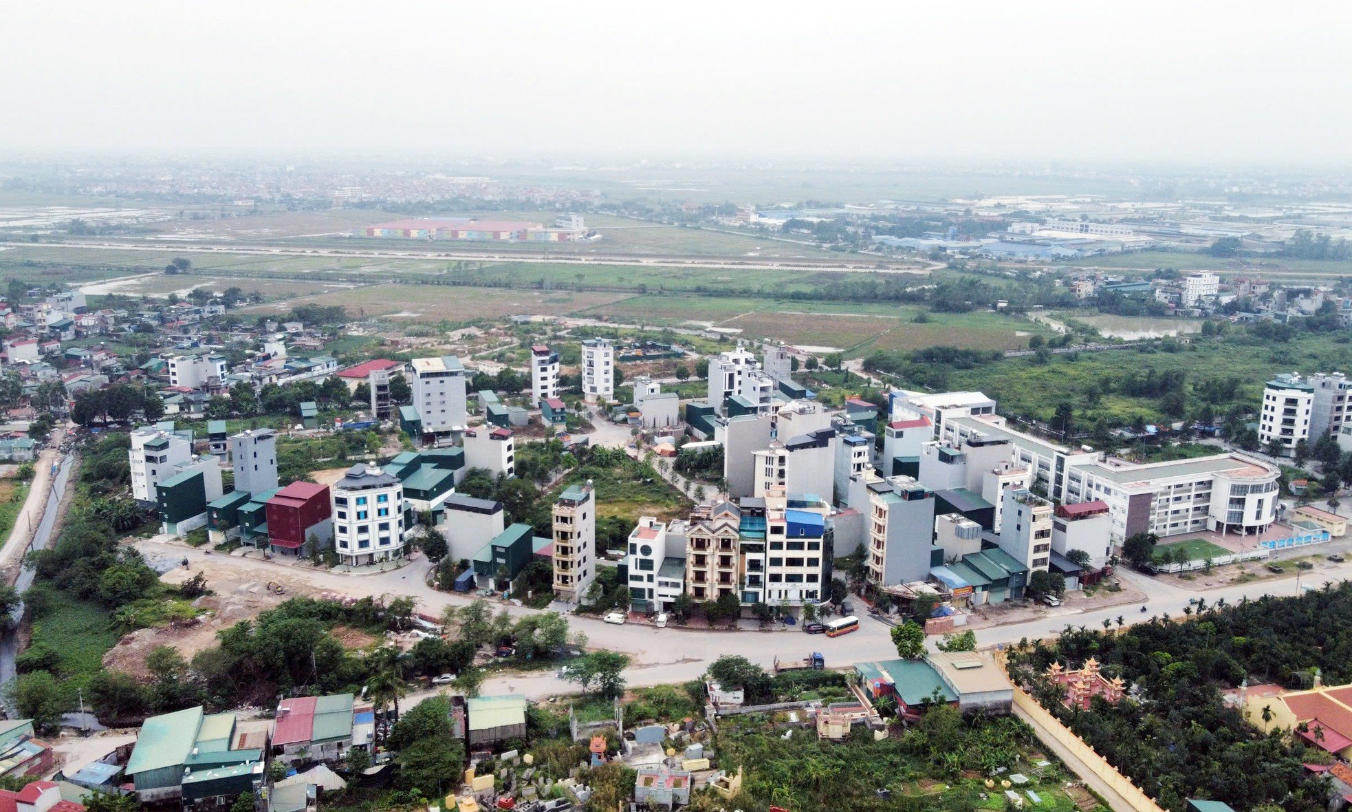 Primer plano de un terreno con vista al cementerio de Hanoi, subastado por 262 millones de VND/m2, foto 8