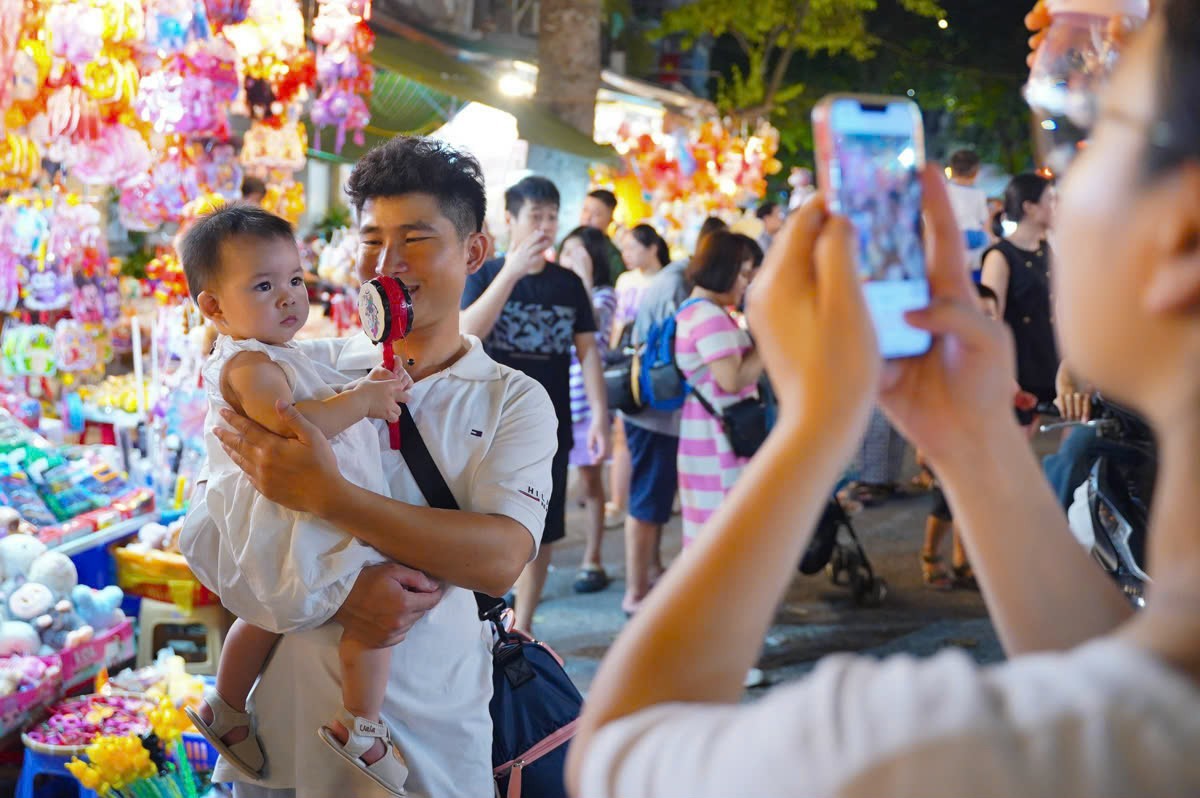 Muchas familias jóvenes salen a las calles para encontrar el 'antiguo Festival del Medio Otoño' foto 5