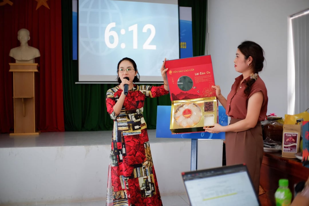 Candidates present their projects at the Final Round of the Competition.