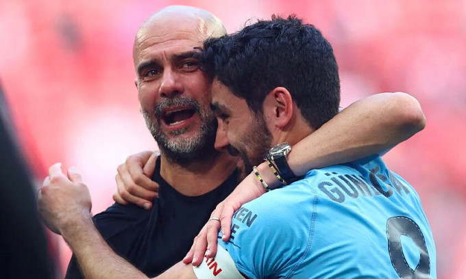 Trainer Pep Guardiola war emotional, als er Mittelfeldkapitän Ilkay Gündogan nach dem FA-Cup-Finale im Wembley-Stadion am 3. Juni 2023 umarmte. Foto: Reuters