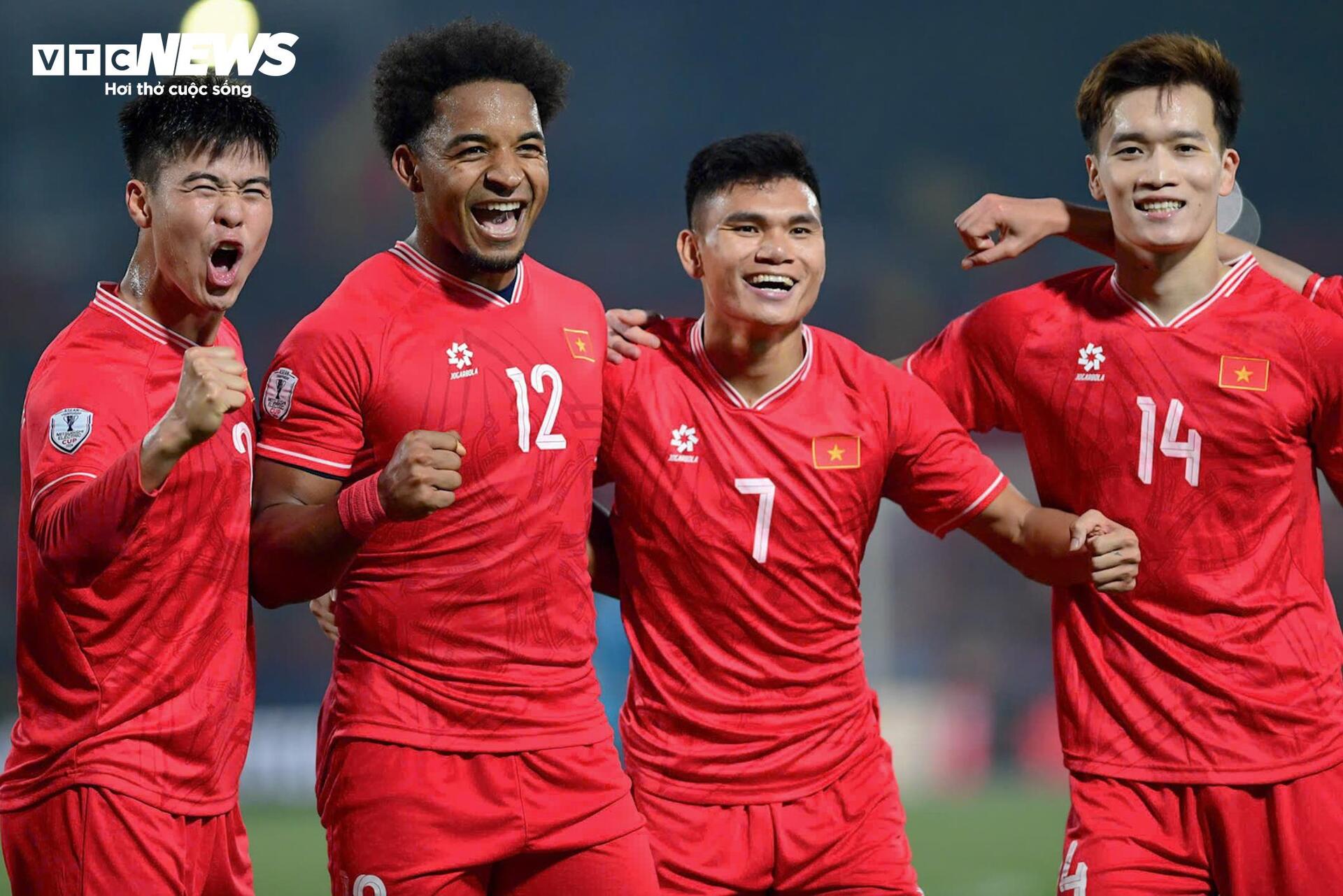 Gros plan de Xuan Son déchirant son maillot et son filet contre Singapour pour amener l'équipe vietnamienne en finale - 11