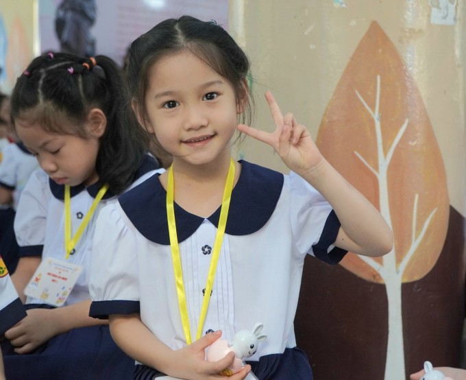 Học sinh lớp 1 trường Tiểu học Nguyễn Bỉnh Khiêm trong buổi tựu trường ngày 21/8. Ảnh: Lệ Nguyễn