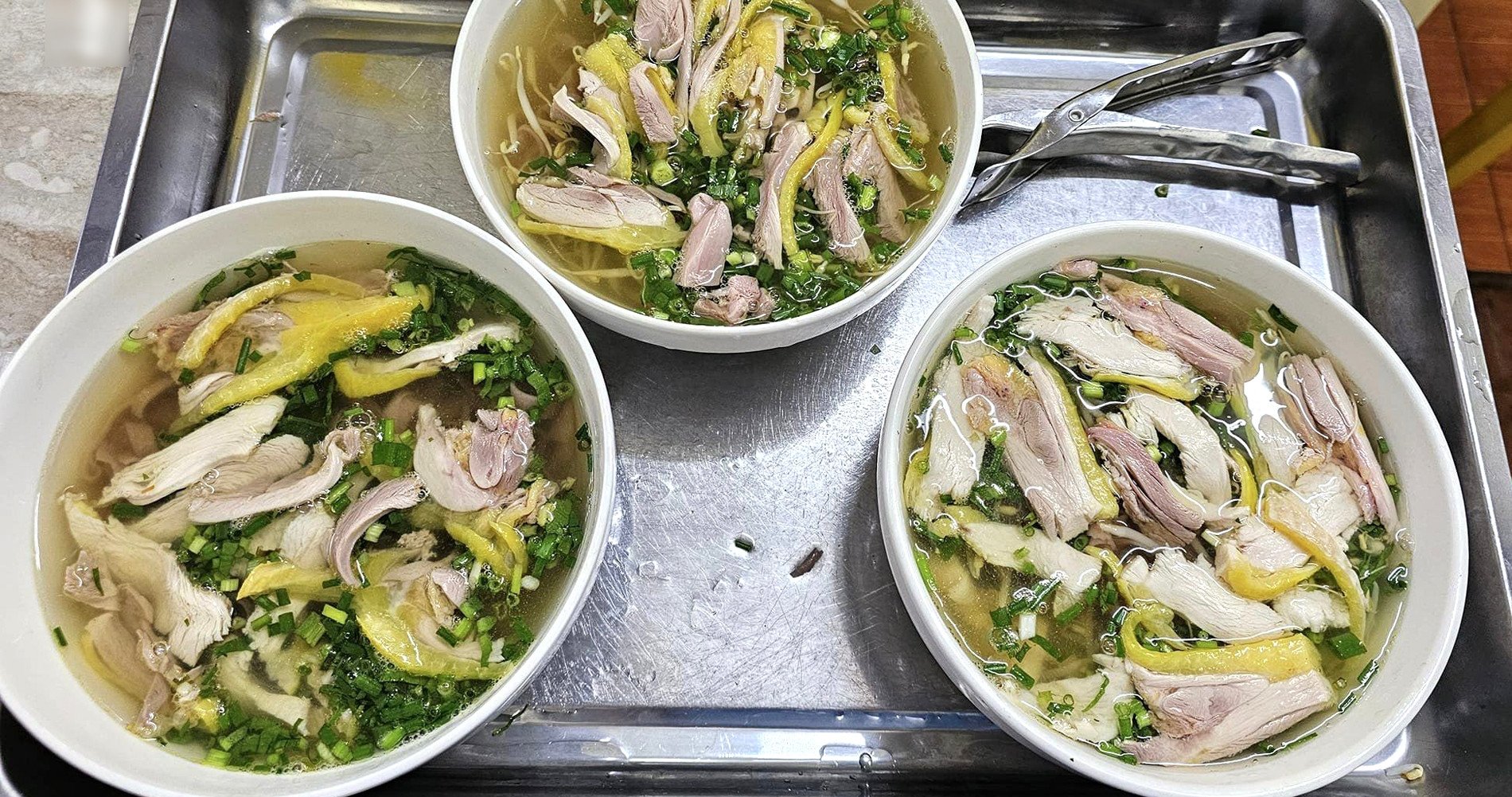 Le pho rouge « suspendu au vent » à Ha Giang est préparé avec soin, mangé avec du poulet des collines sucré et parfumé