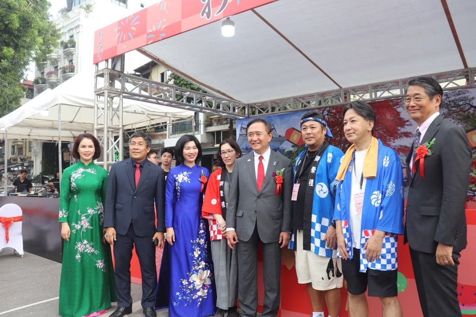 Los delegados visitan los stands que presentan productos culturales únicos de Kanagawa - Foto: Van Ha