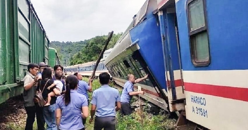 Tàu SE11 trật bánh gần đèo Hải Vân, đường sắt Bắc – Nam tê liệt