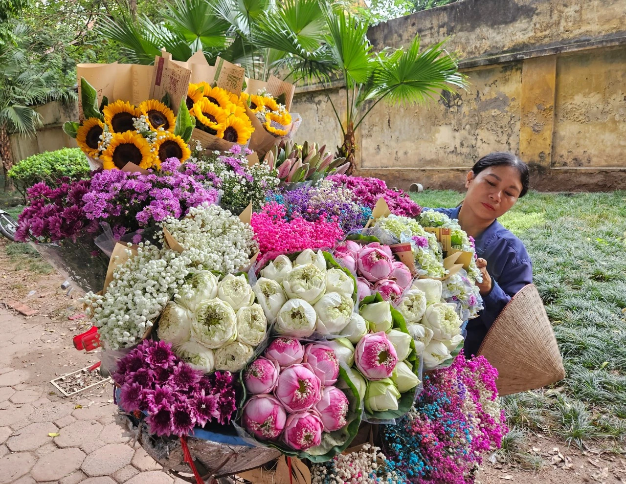 Con đường 'một mét vuông 10 người sống ảo' ở Hà Nội lên báo Nhật - Ảnh 4.