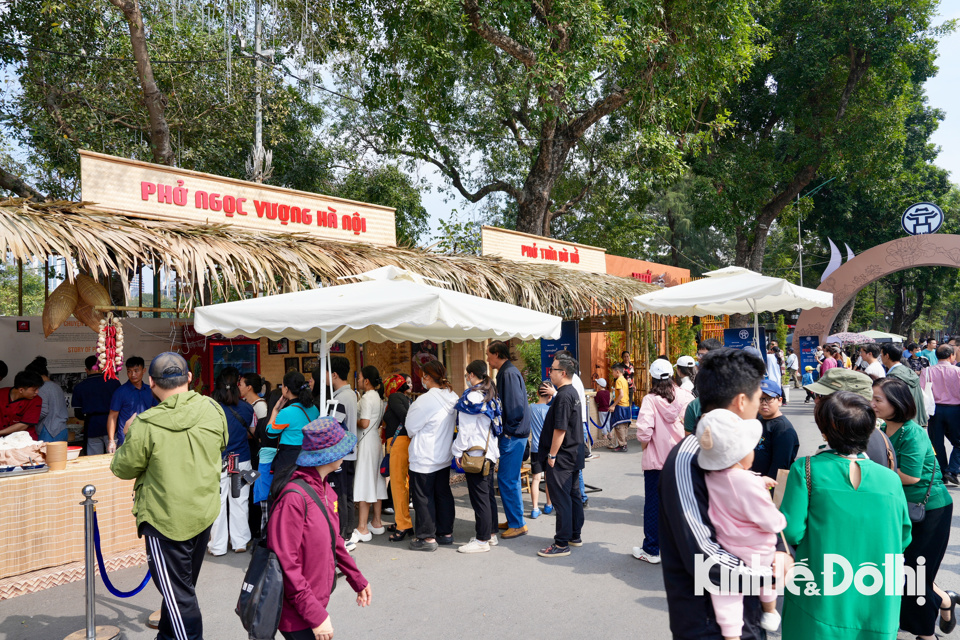 Vor dem Thong Nhat Park sind berühmte Pho-Stände und Kunsthandwerker aufgebaut.