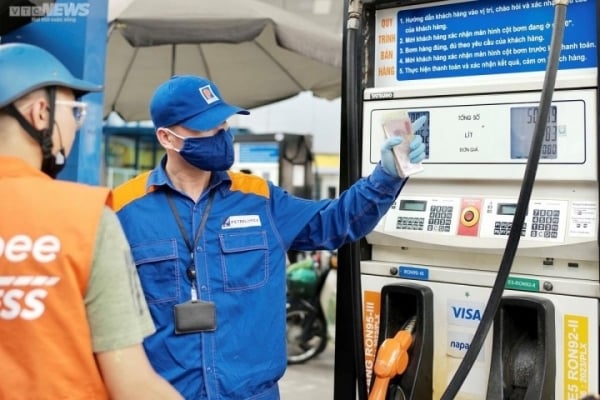 From 3pm this afternoon, gasoline prices increased sharply, RON 95 gasoline approached 24,000 VND/liter.