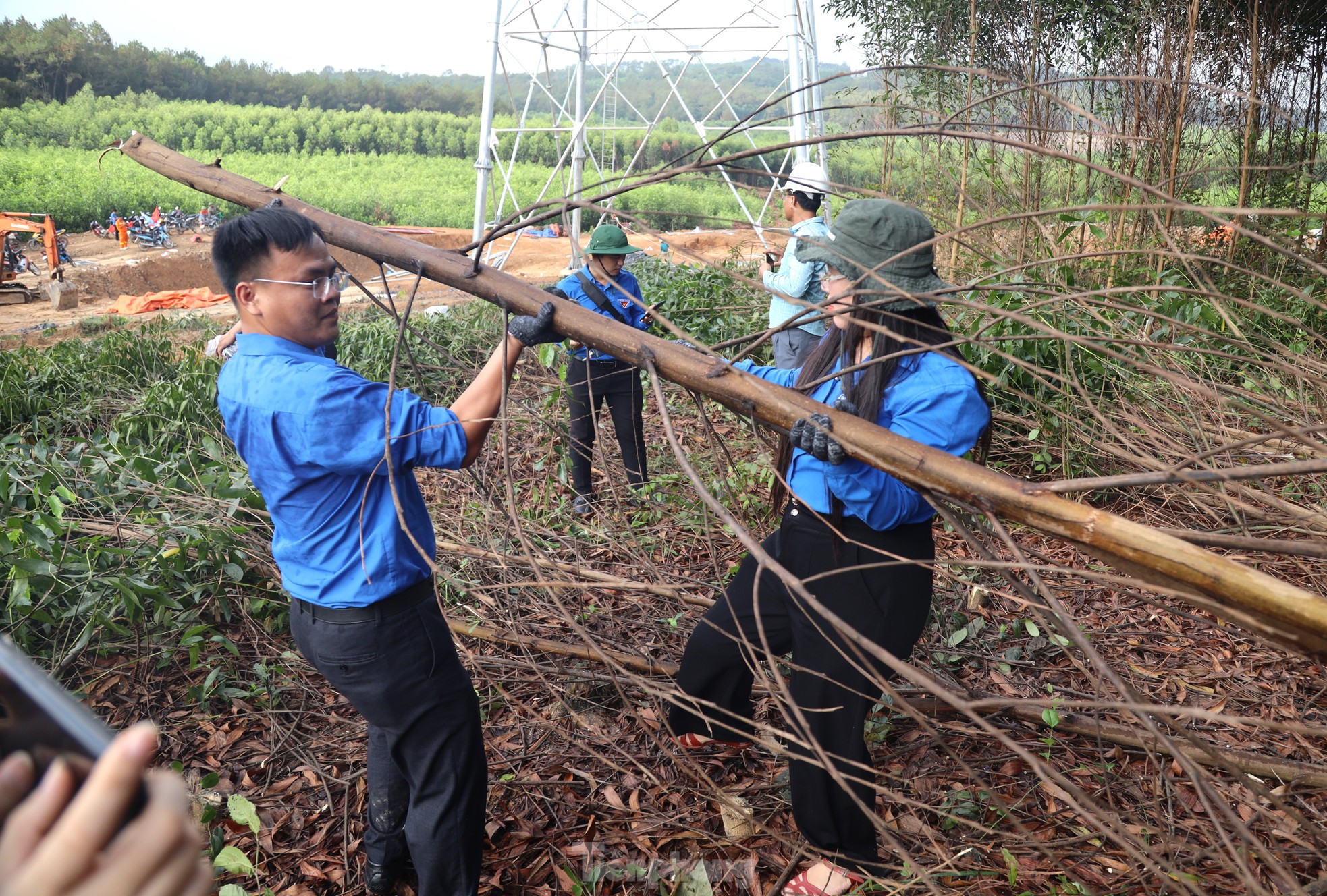 Fièrement, le drapeau de l'Union flotte sur le poteau électrique de 500 kV, circuit 3, section à travers Nghe An, photo 7