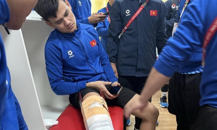 Ho Tan Tai miró con tristeza su rodilla derecha con una férula.