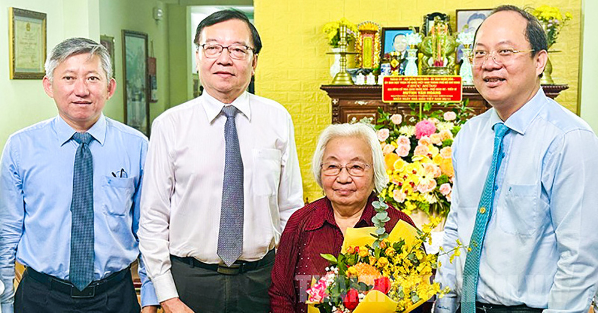 Standing Deputy Secretary of Ho Chi Minh City Party Committee visits exemplary teachers