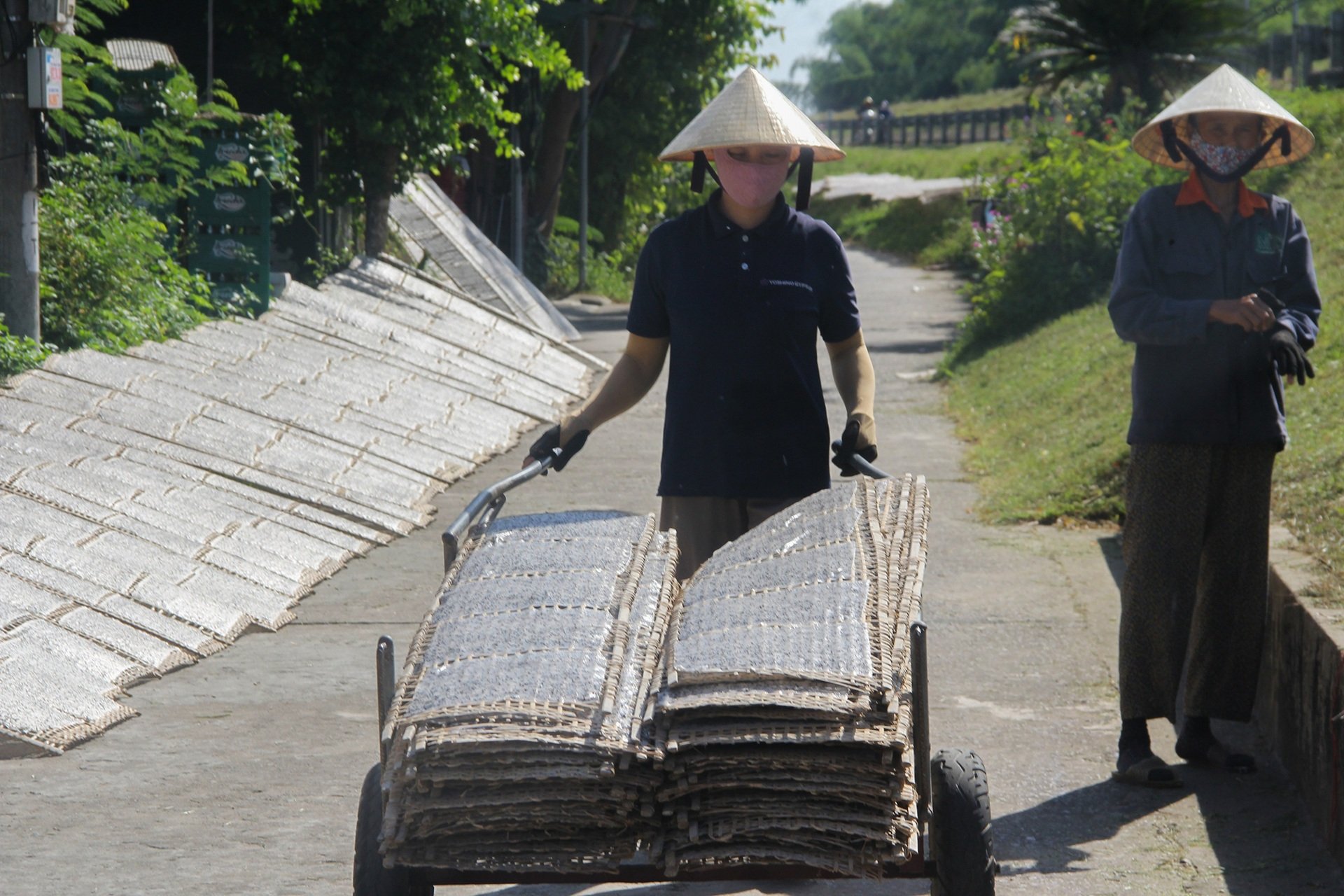 Mướt mồ hôi từ trong bếp ra ngoài sân làm bánh tích trữ cho mùa mưa rét - 6