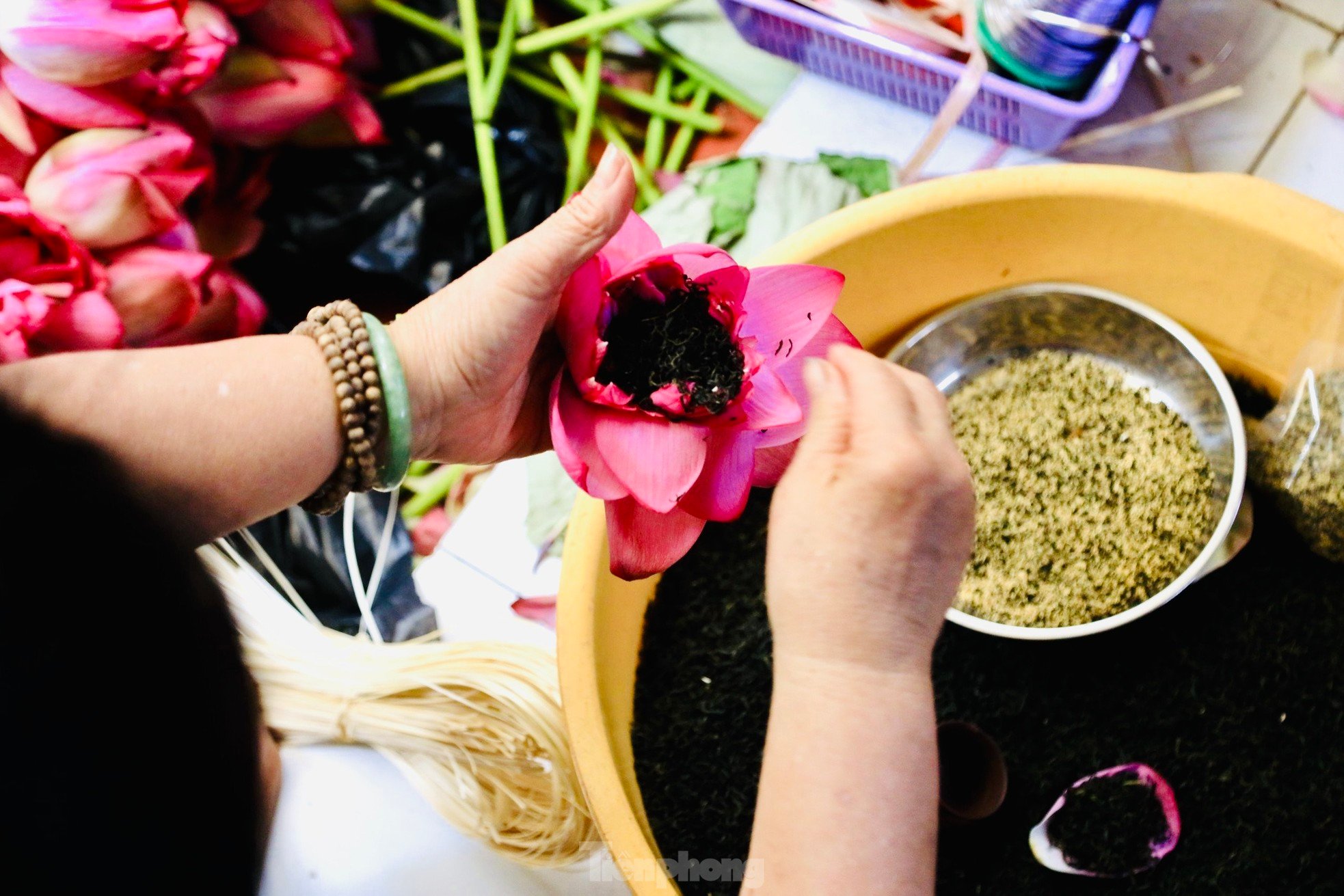 Unique art of lotus tea brewing - Cultural beauty of Hanoi people photo 14