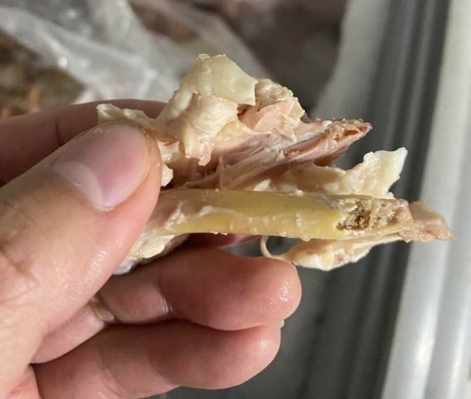 Un pollo podrido y en mal estado fue descubierto por unos padres en el congelador del proveedor de alimentos la mañana del 25 de octubre. Foto: Proporcionada por los padres.