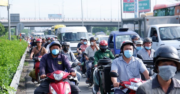 Nhà ga, bến xe đông đúc, sân bay Tân Sơn Nhất thông thoáng bất ngờ