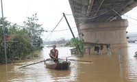 Los habitantes de las riberas del río Rojo cuentan cada segundo mientras esperan que baje la inundación para poder regresar a sus hogares.