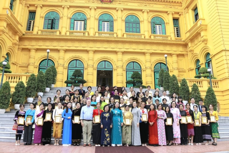 Les étudiantes ont rencontré et pris une photo de groupe avec la vice-présidente Vo Thi Anh Xuan.