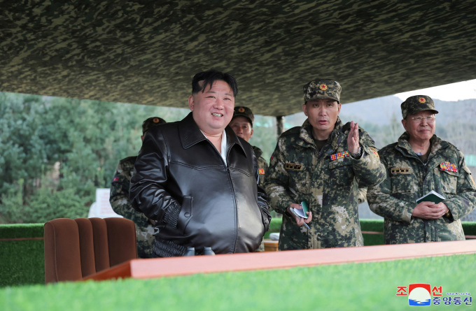 3月25日に公開されたこの写真では、金正恩氏（左）が北朝鮮の戦車部隊を視察している。写真：ロイター