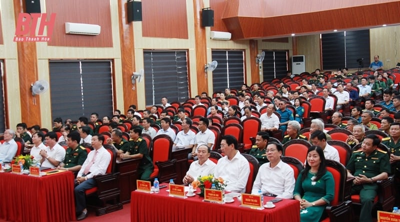 Cérémonie pour célébrer le 75e anniversaire de la création des forces armées du district de Hoang Hoa (19 juin 1948 - 19 juin 2023)