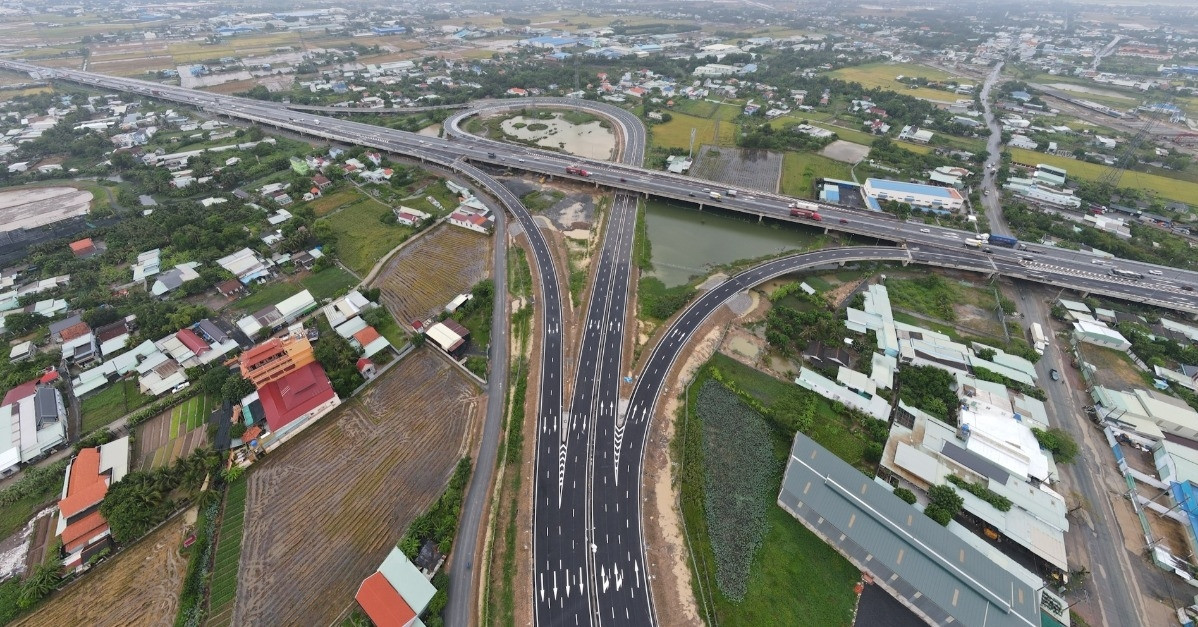 Cao tốc Bến Lức - Long Thành thông xe tạm 9,5km đầu tiên dịp Tết Ất Tỵ 2025